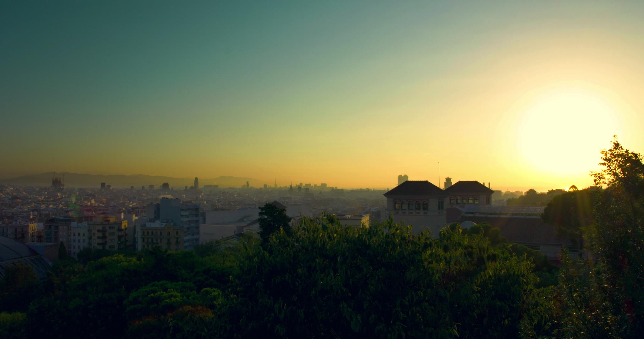 从蒙特朱奇市看巴塞罗那日落的天际线视频的预览图
