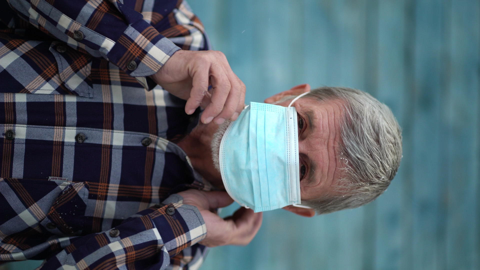 垂直视频中一位老人正在使用口罩防止第二波检疫垂直版视频的预览图