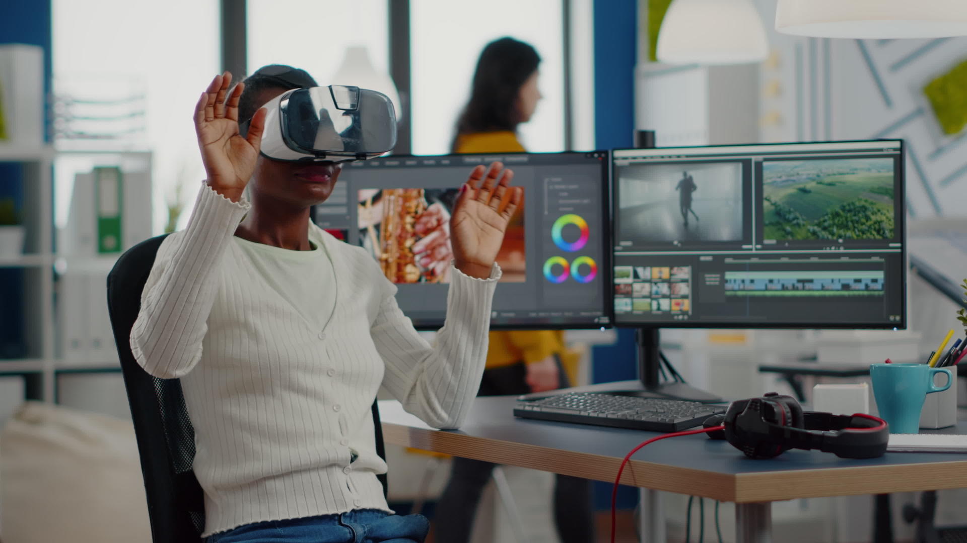 女士正在体验垂直视频VR视频的预览图