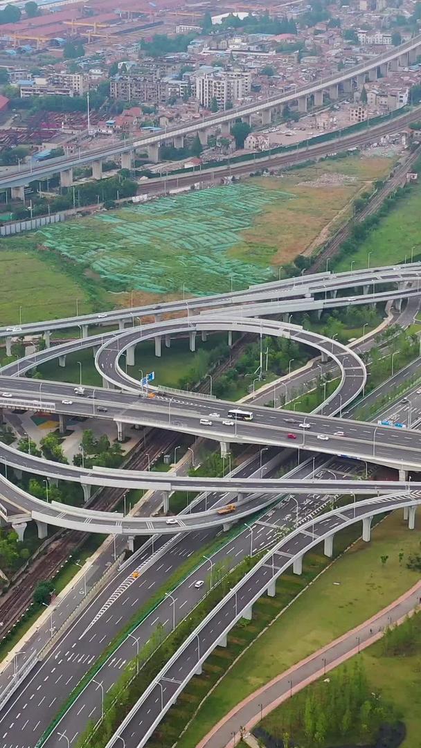 武汉三环线航拍错综复杂立交桥交通视频的预览图