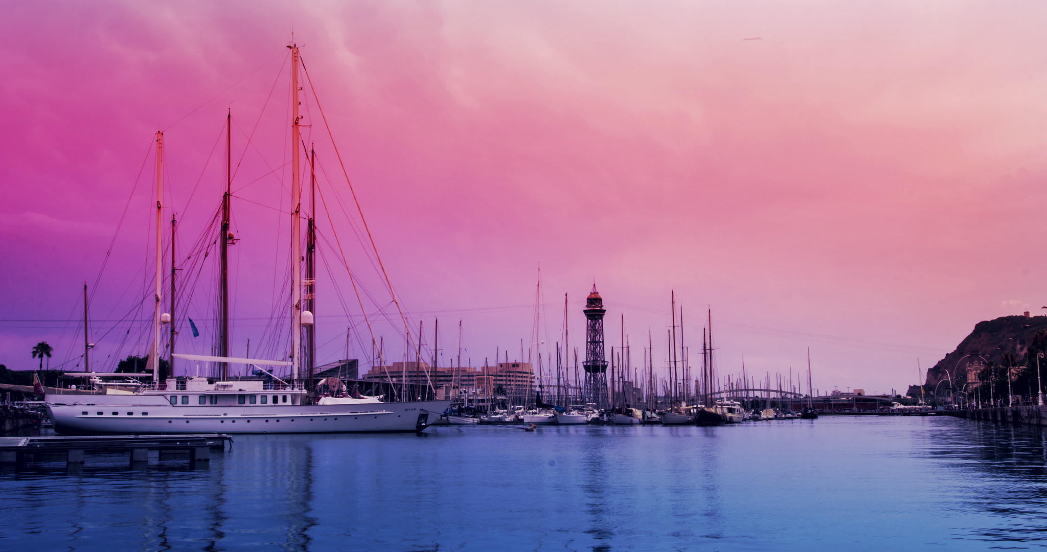 游艇港口上的游艇日落天空粉色时间折叠视频的预览图
