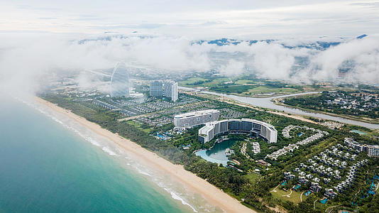 航拍平流雾中的三亚海棠湾沿岸星级酒店和免税店4k视频的预览图