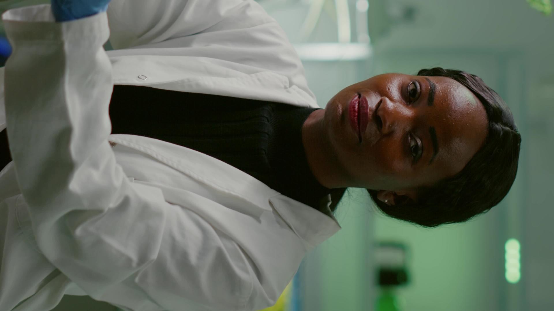 垂直电影非洲科学女性戴上医用眼镜垂直版视频的预览图