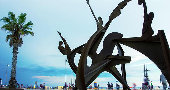 巴塞罗那海滩上的金属雕塑视频的预览图