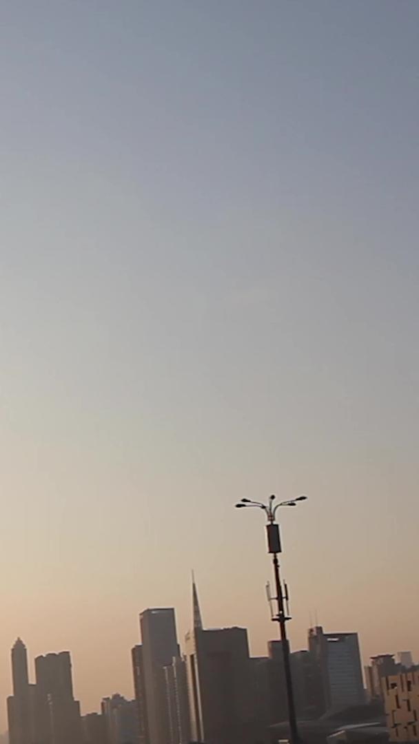 广州塔江边城市夕阳下的景城实拍视频的预览图