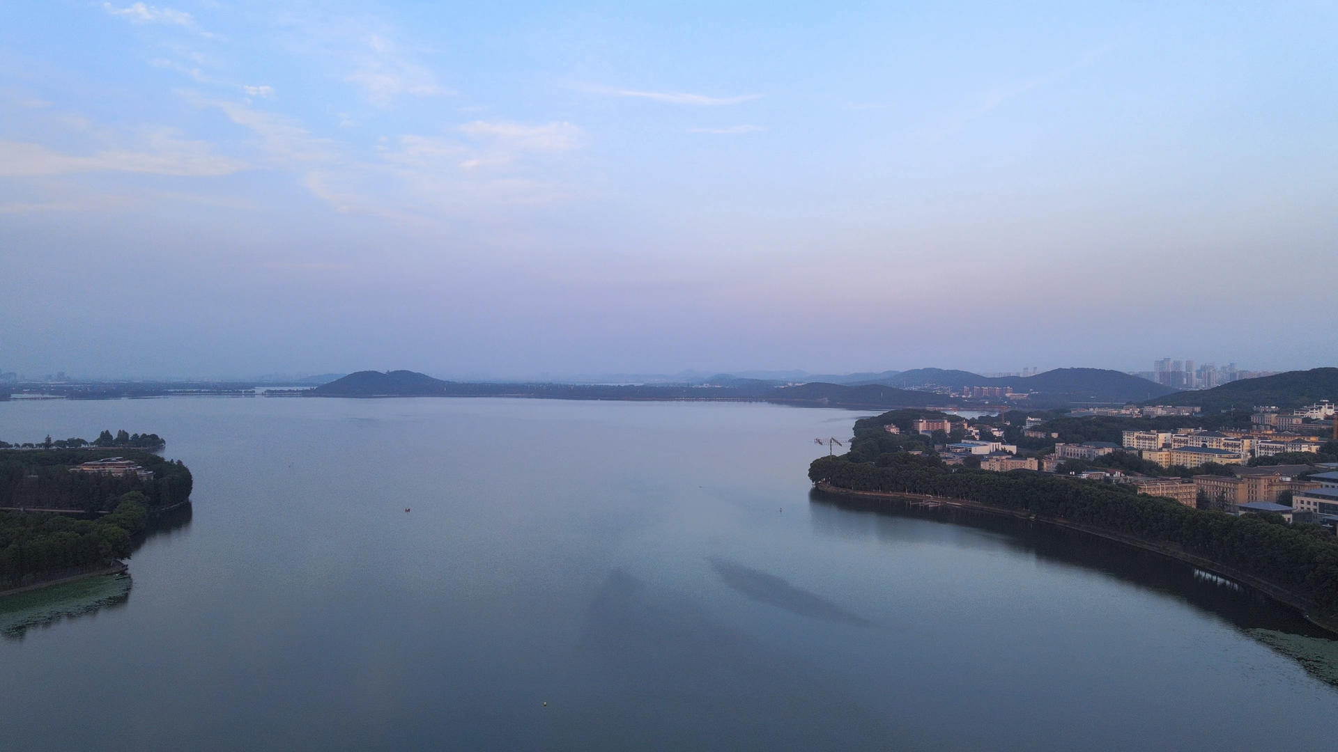 航拍风光城市全国最大城中湖武汉东湖旅游风景4k素材视频的预览图