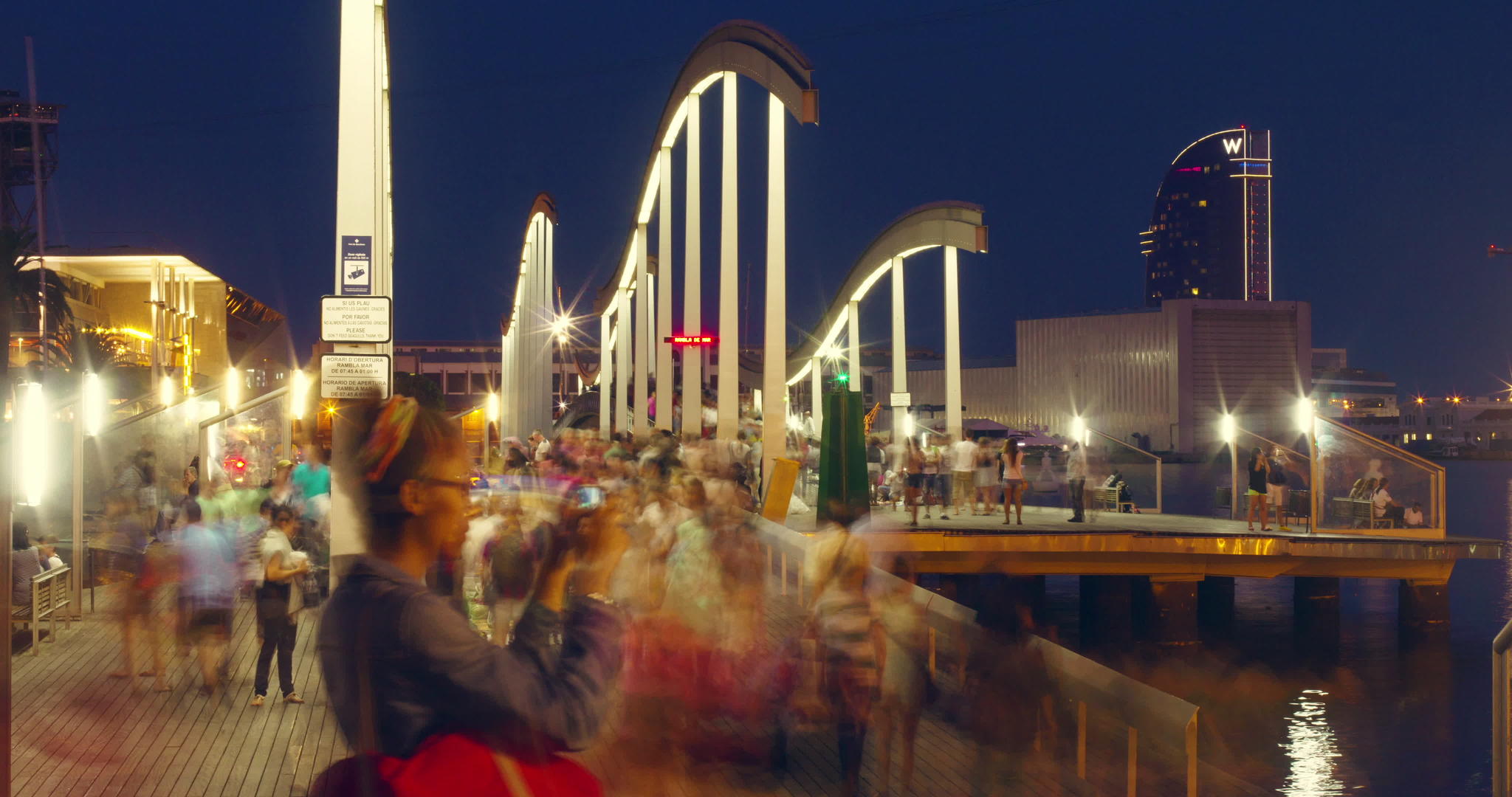 游客晚上走在西班牙街视频的预览图