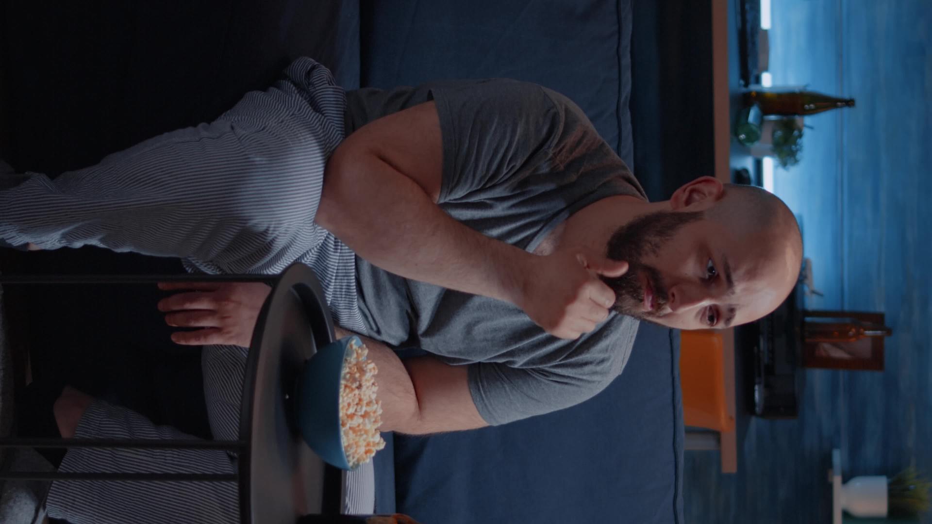 哭着坐在沙发上吃爆米花校对Portnoy【竖版】视频的预览图