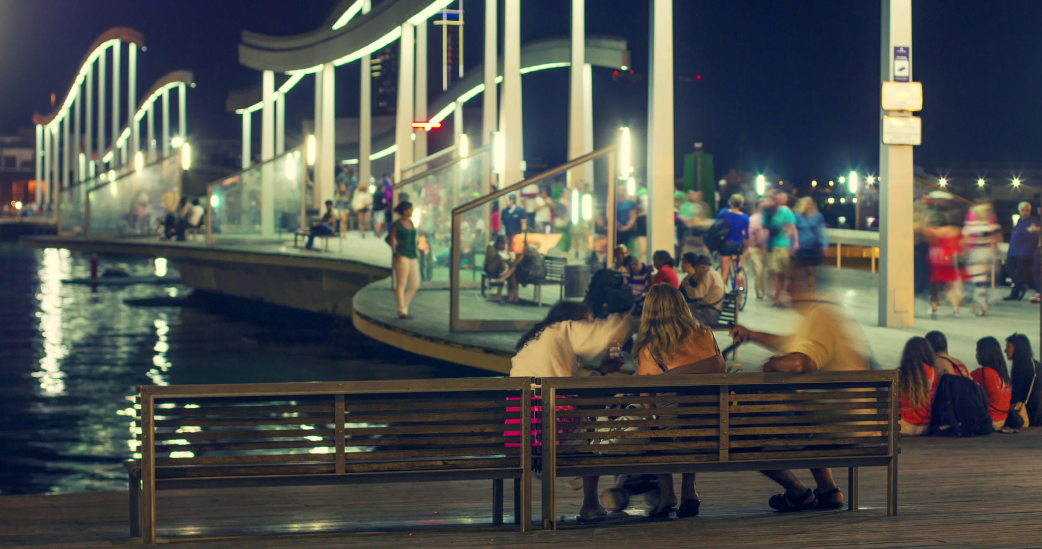 游客晚上在西班牙的港口码头桥上行走视频的预览图