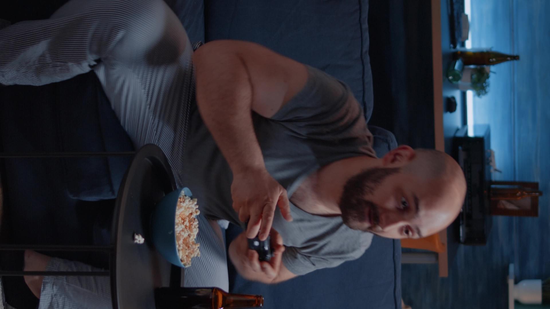 男人坐在沙发上玩电子游戏的确定性兴奋【竖版】视频的预览图