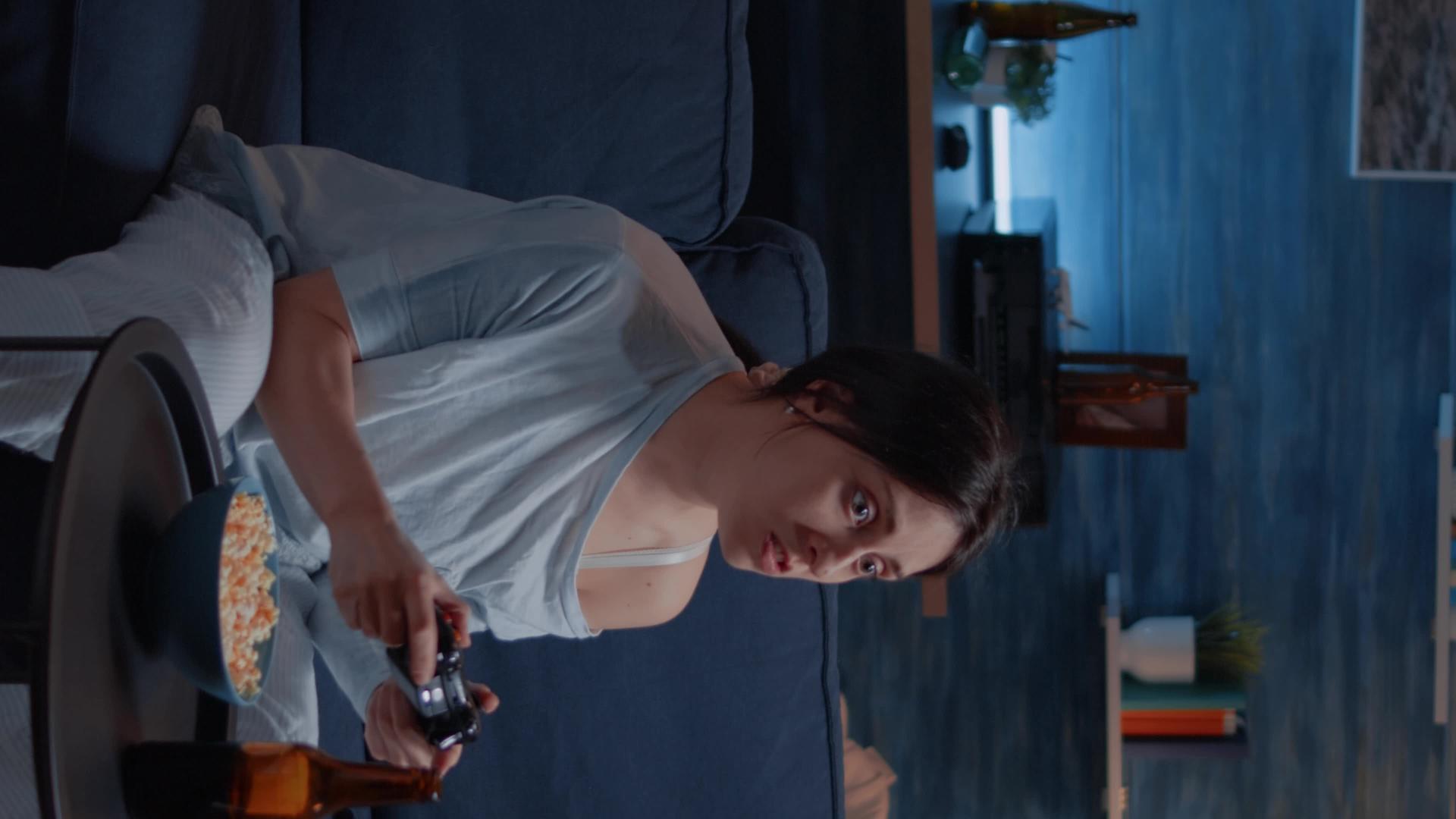 专注于垂直视频的女性在深夜玩游戏视频的预览图
