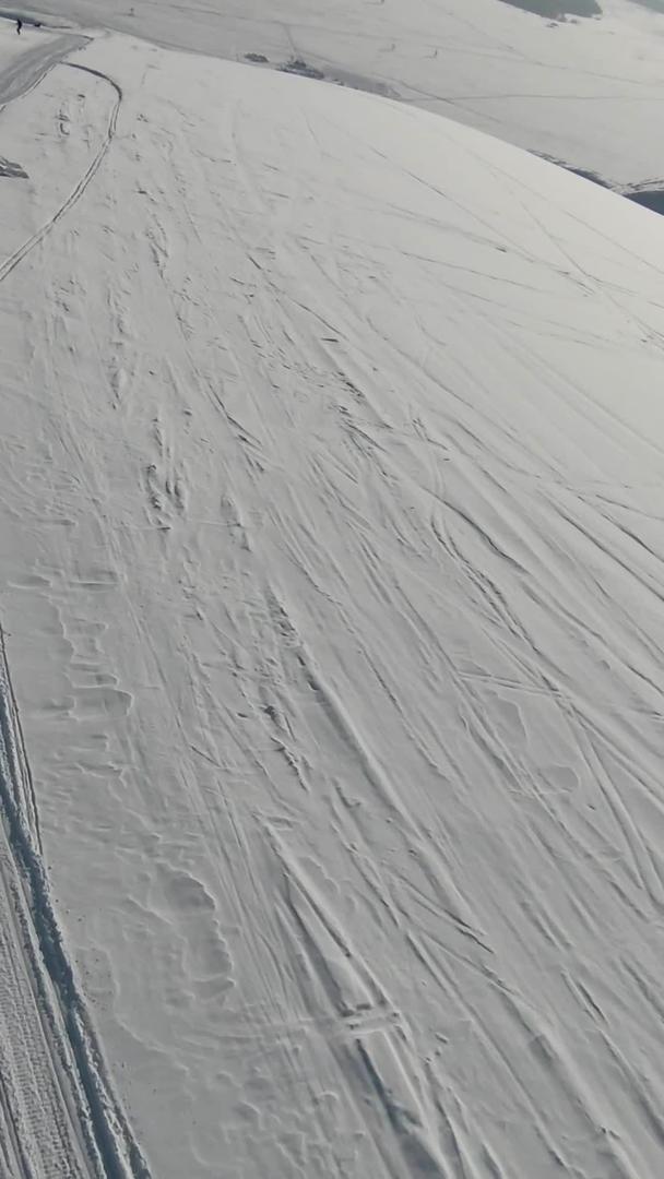 雪地滑雪在新疆视频的预览图