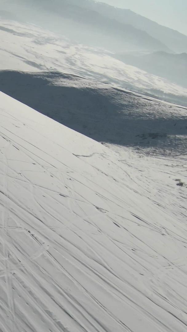 雪地滑雪在新疆视频的预览图