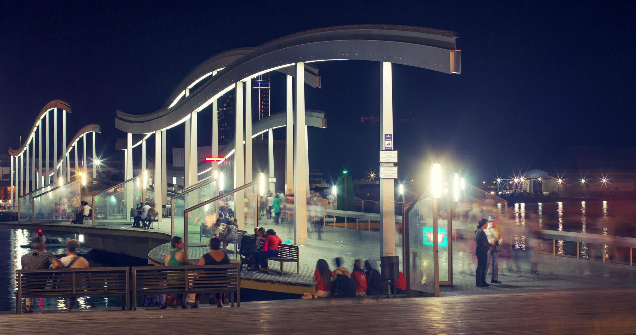 人们走在巴塞罗那港口的木码头上视频的预览图