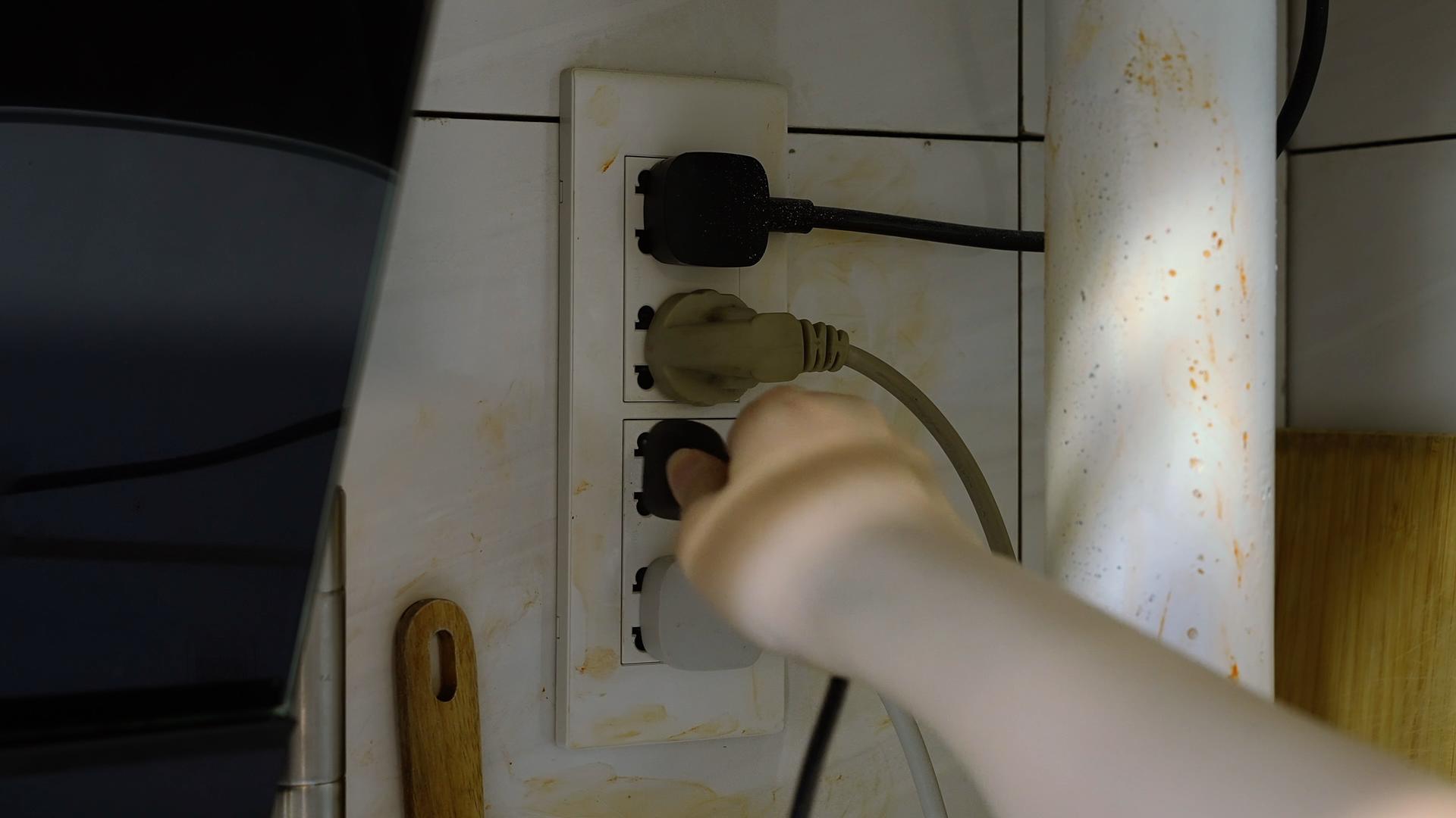 4K厨房插排用电脏污污渍视频的预览图