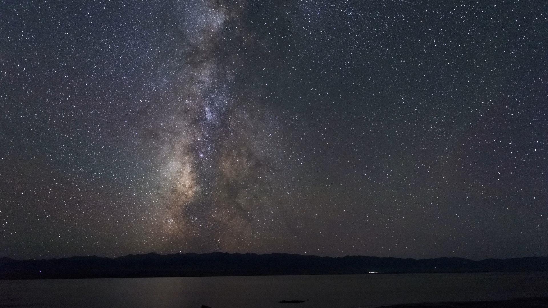 4K青海茶卡盐湖星空星野银河流星雨延时摄影视频的预览图