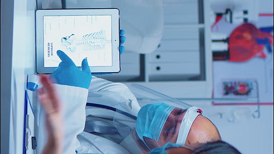 垂直视频医学专家使用平板电脑显示骨架视频的预览图