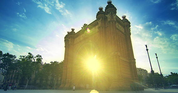 巴塞罗那地标拱门的太阳线视频的预览图