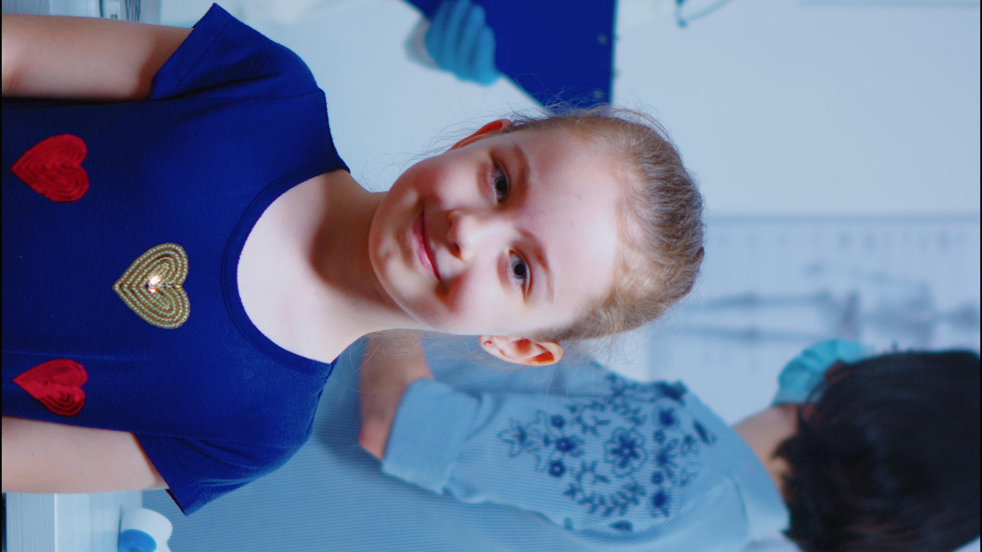 在医务室微笑的小女孩的垂直视频视频的预览图