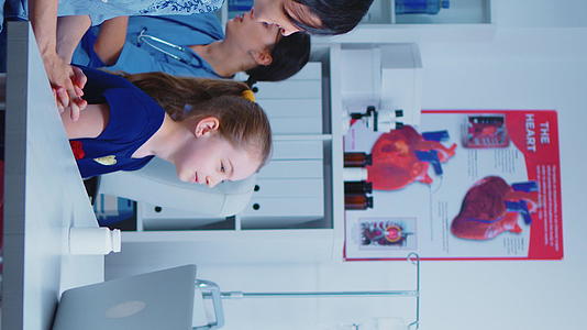 垂直视频医生和患者观看放射学垂直版视频的预览图