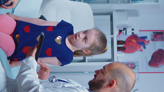 平板电脑上的垂直视频写着儿童诊断垂直版视频的预览图