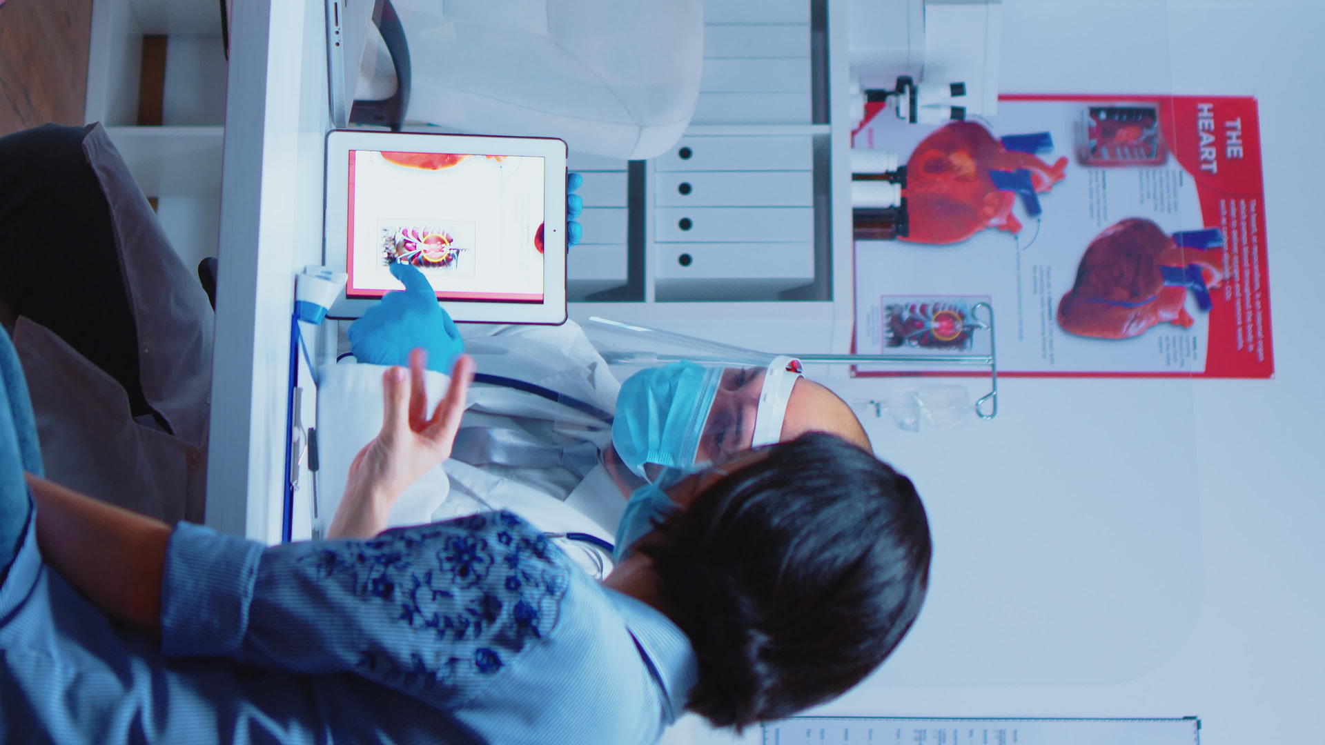 垂直视频医生使用平板电脑加速心脏功能垂直版视频的预览图