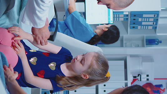 垂直视频医生捆绑儿童手臂视频的预览图