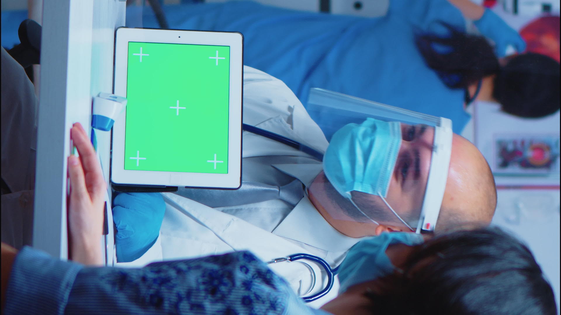 医生垂直视频持有绿色屏幕垂直版视频的预览图