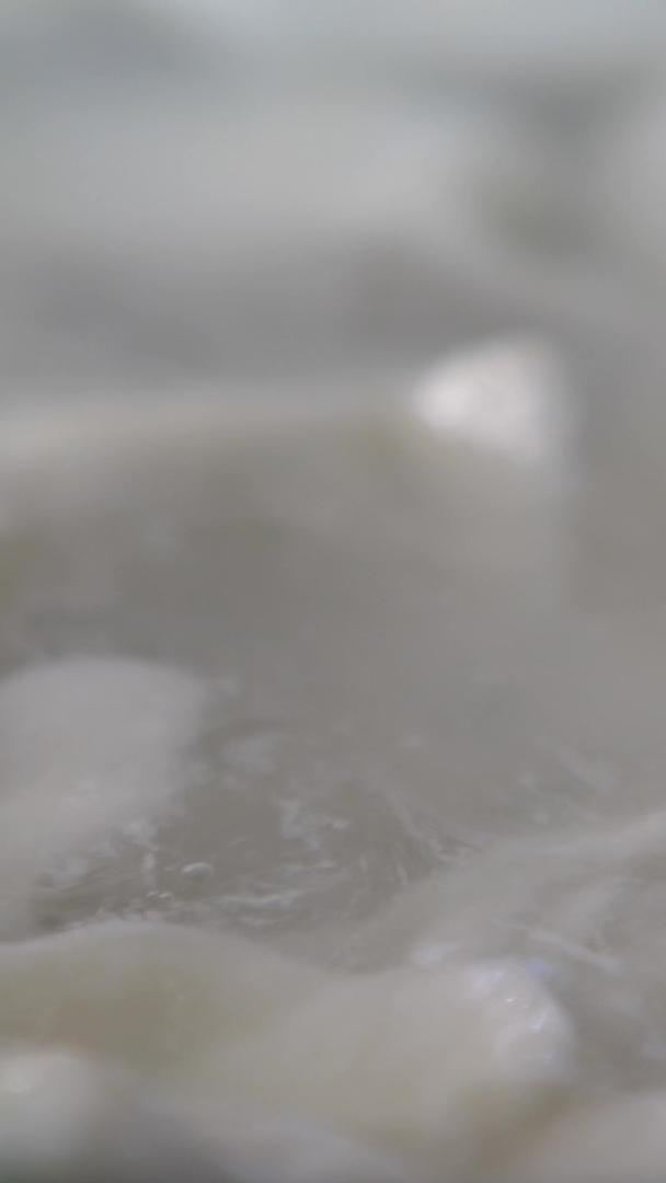 在铁锅里煮饺子搅拌防粘连视频的预览图