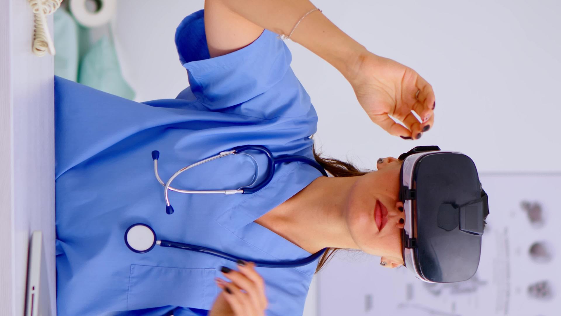 医疗助理使用虚拟现实眼镜视频的预览图