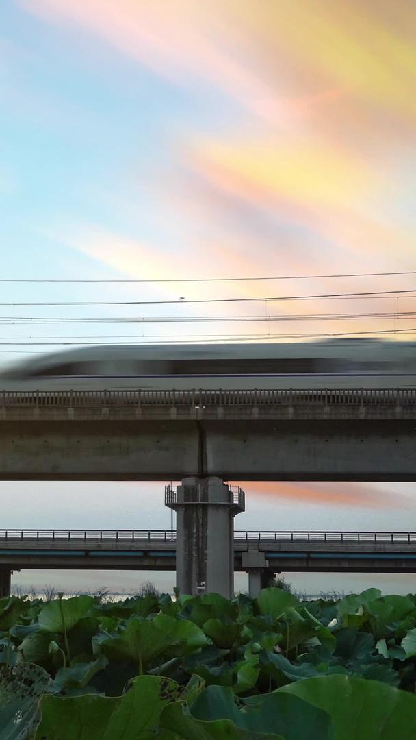 高速列车行驶穿梭视频的预览图