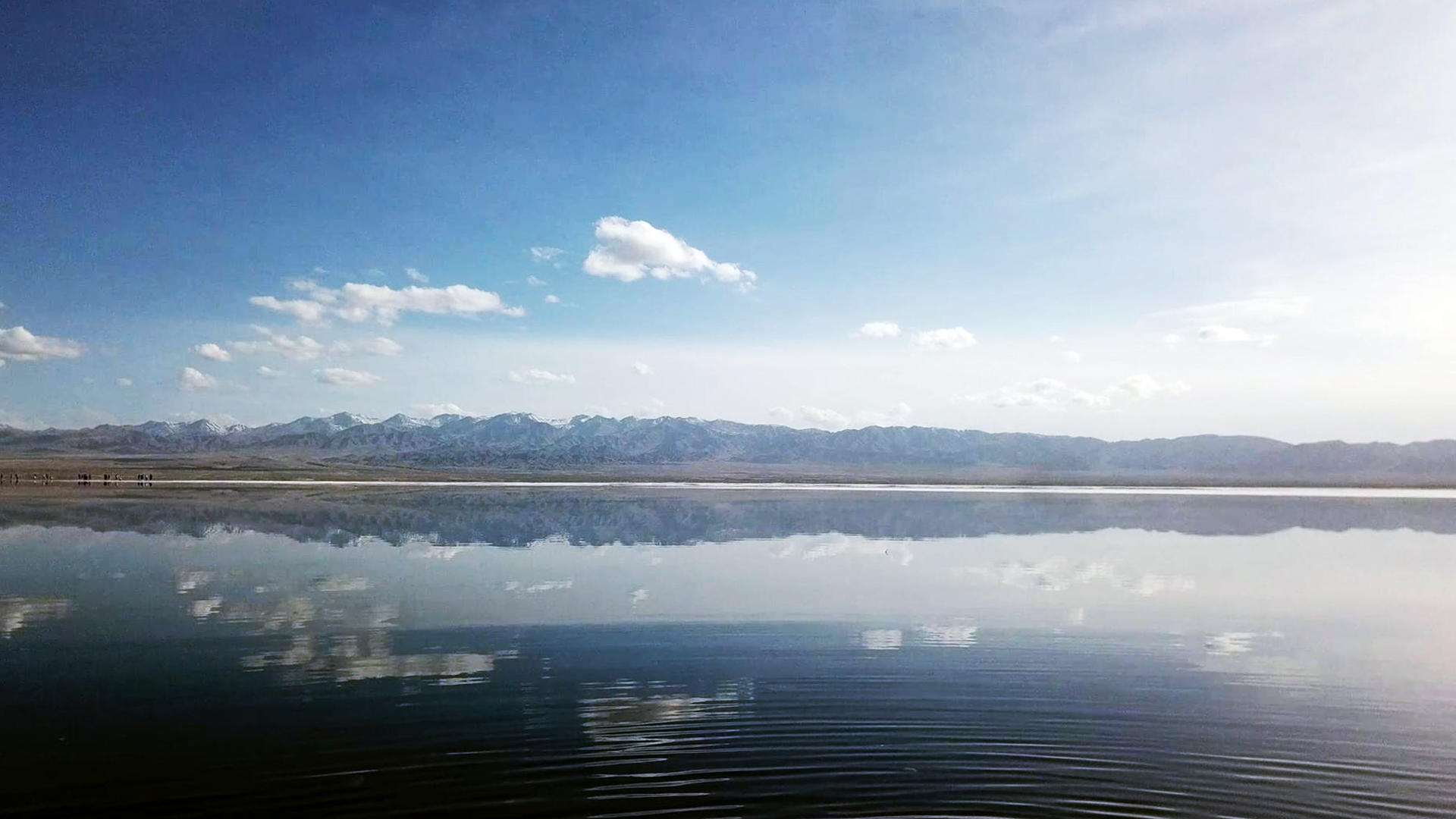 茶卡盐湖全貌航拍视频的预览图