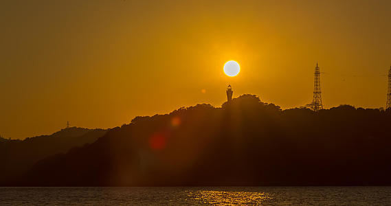 太阳从海岛灯塔上落下夕阳西下4K延时视频视频的预览图