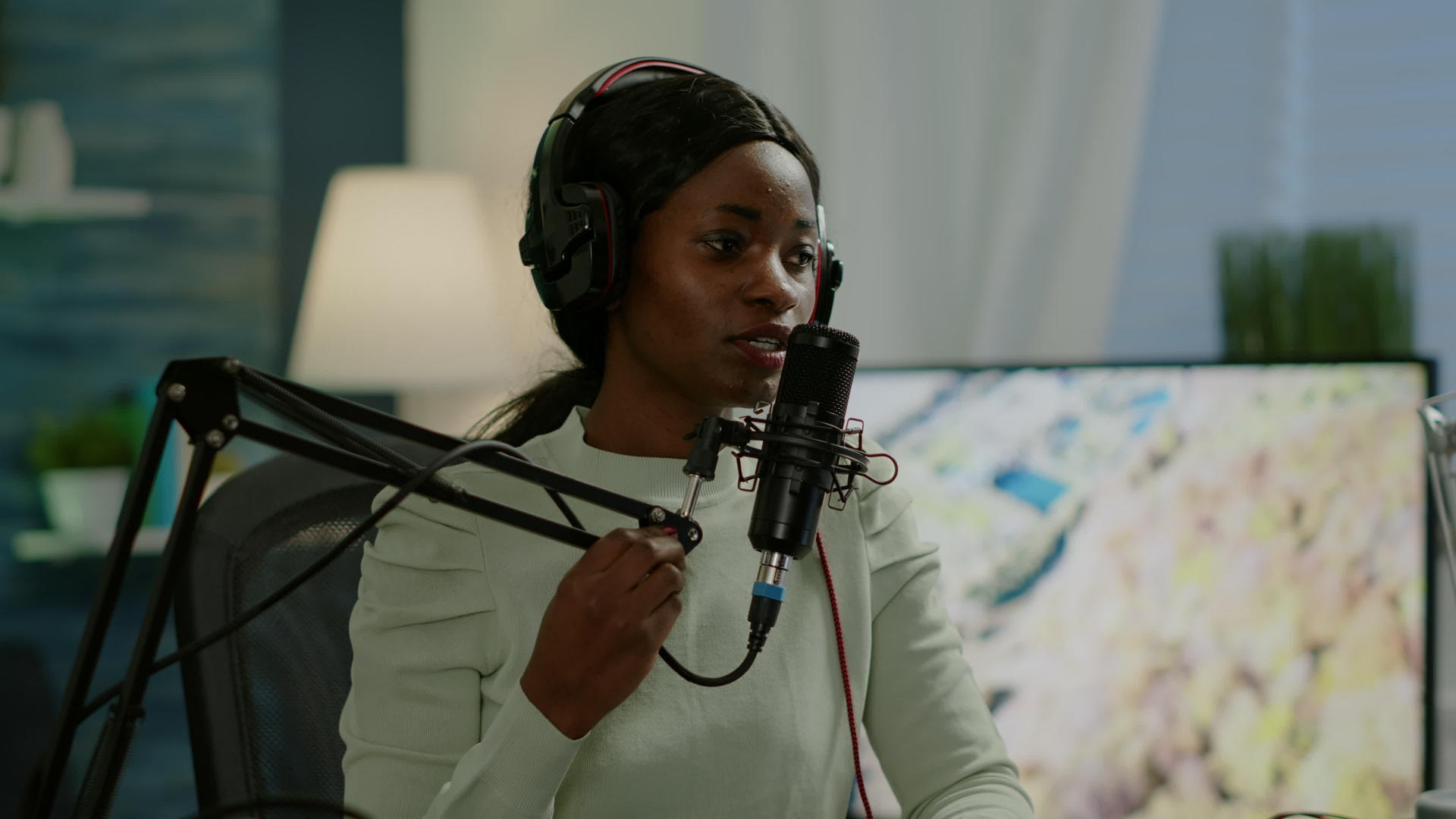 垂直视频非洲女性在线节目主持人用麦克风与非洲女性聊天垂直版视频的预览图