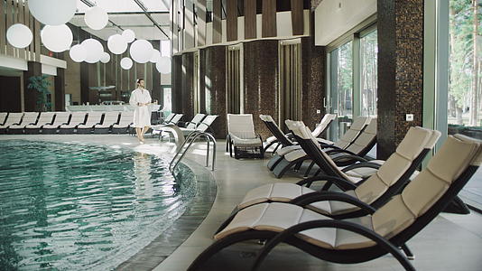 在豪华酒店的水池里帅哥准备游泳视频的预览图