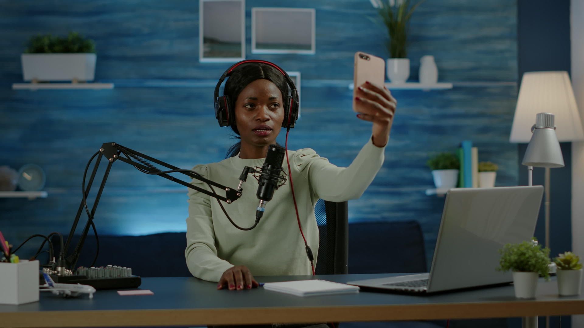 非洲女性使用智能手机在播客中自拍垂直电影视频的预览图