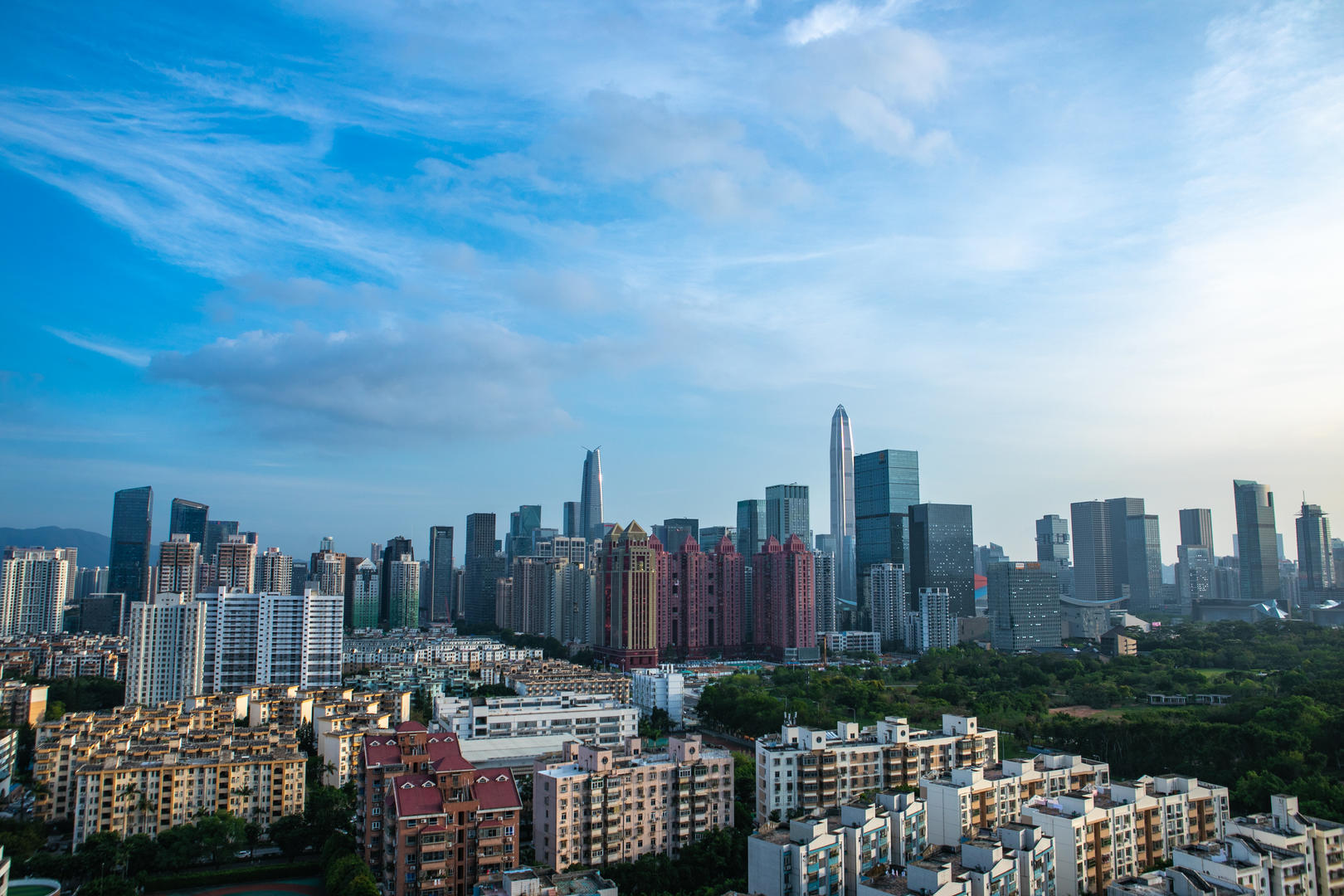 4K深圳城市夕阳斜照最高楼平安大厦视频的预览图