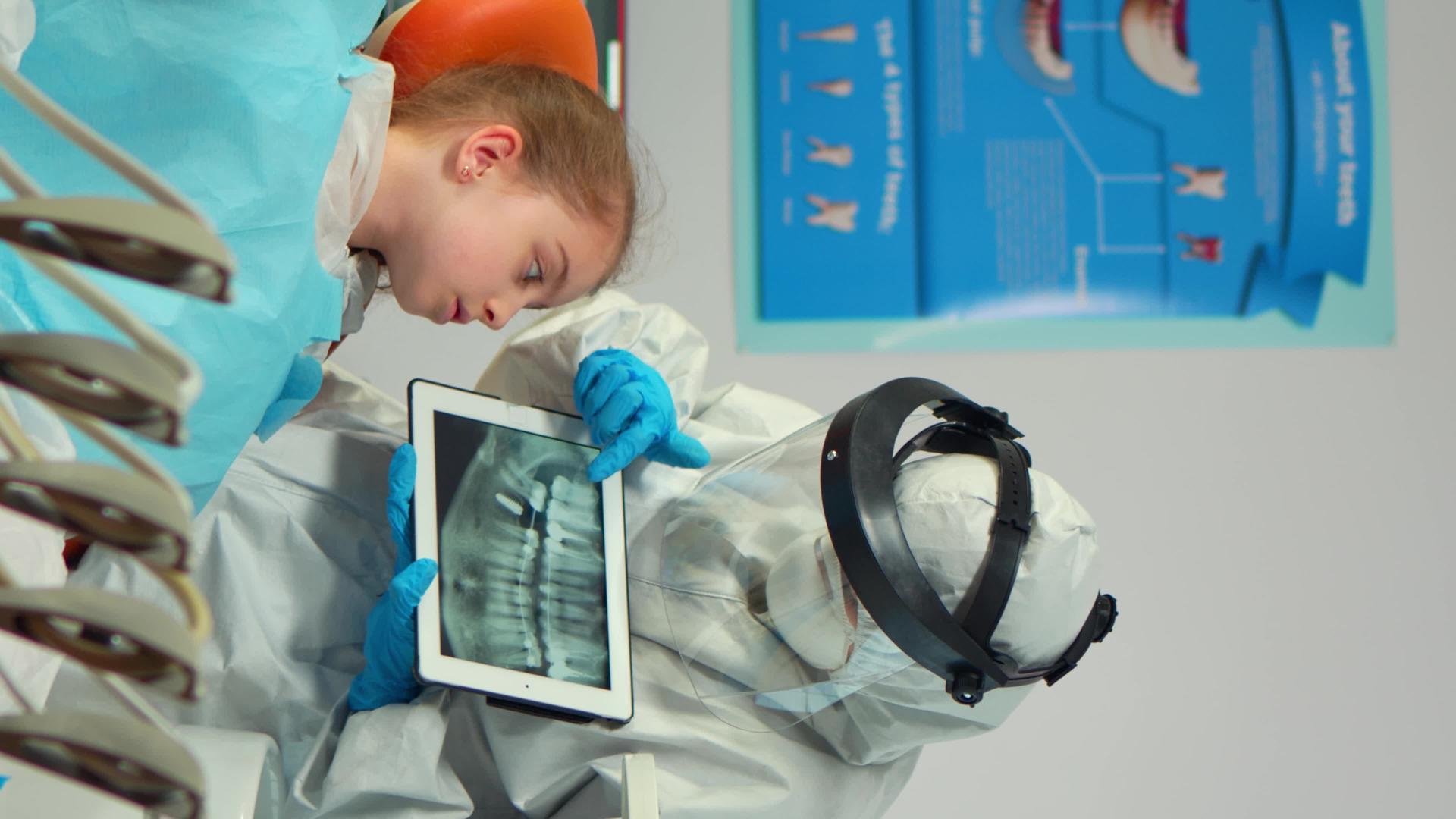 垂直视频显示在儿童平板牙齿x光片上的保护设备牙科牙医垂直垂直视频的预览图