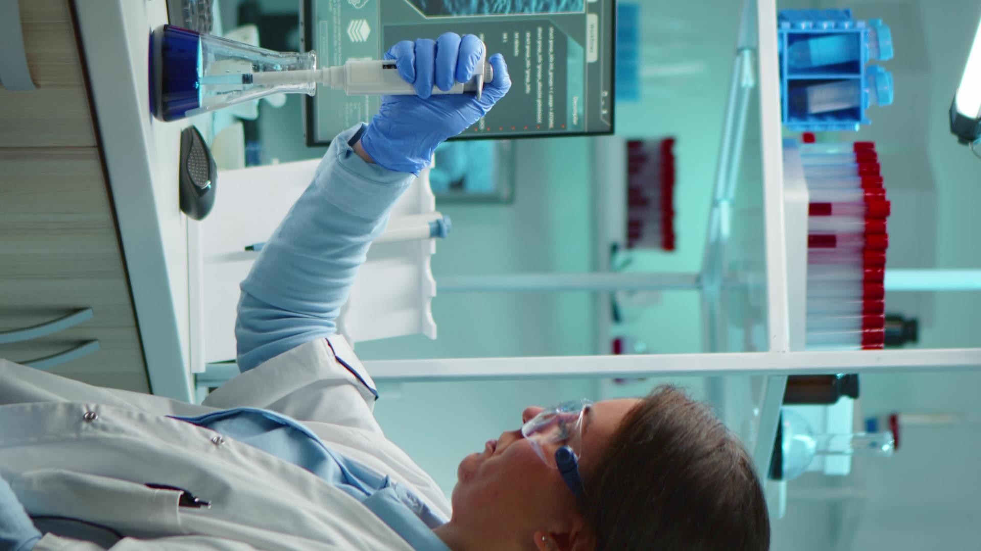 垂直视频科学家用液体测试管的女性科学家垂直版视频的预览图