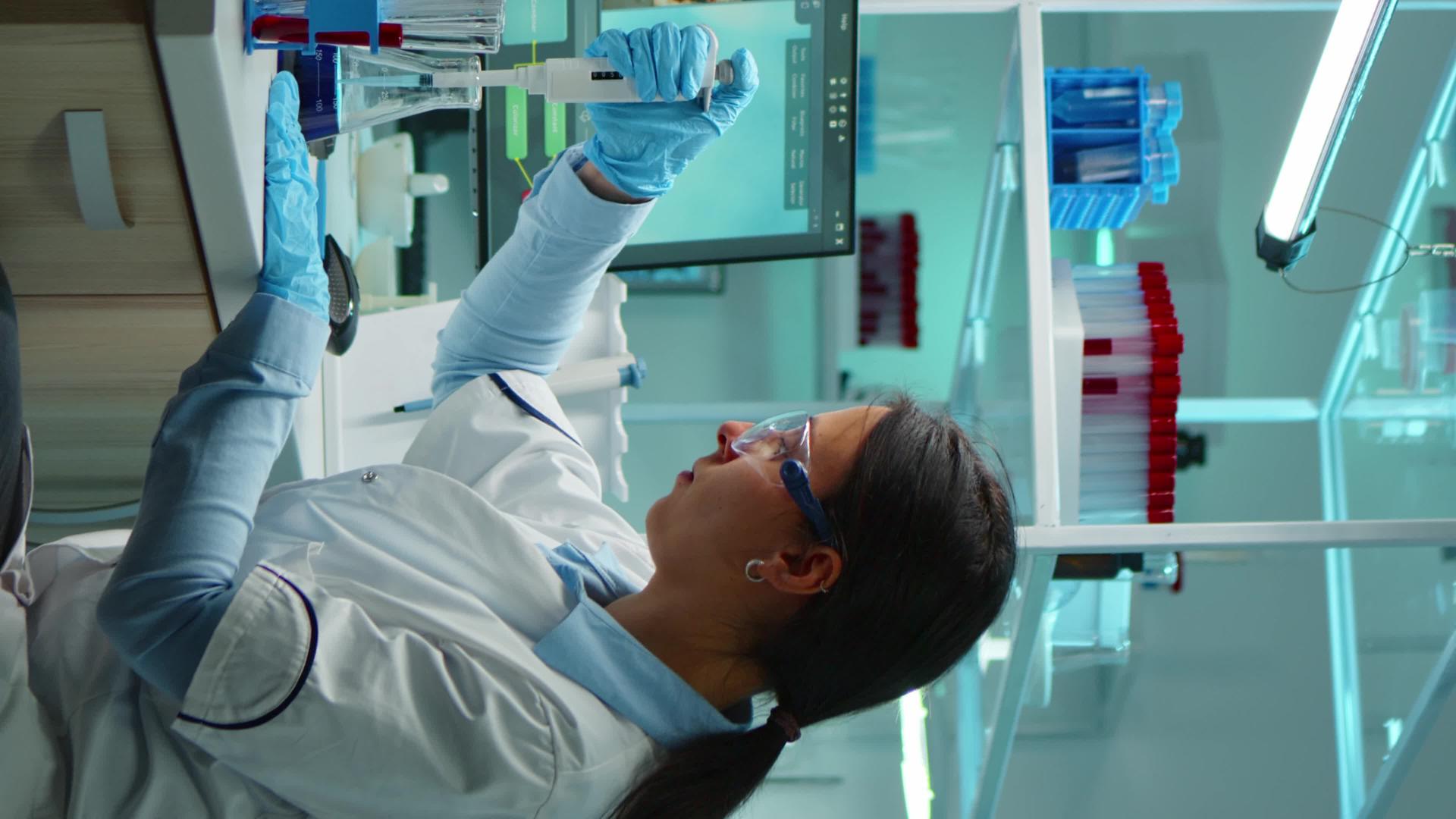 垂直视频科学家用液体测试管的女性科学家垂直版视频的预览图