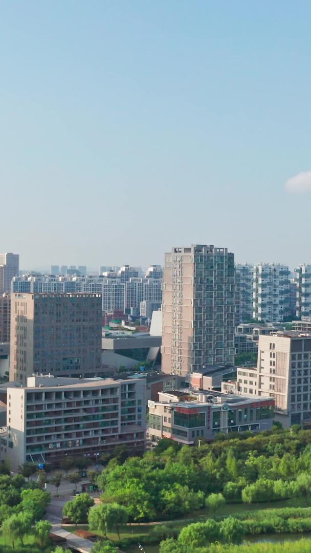 上海嘉定白银路街道建筑天际线视频的预览图