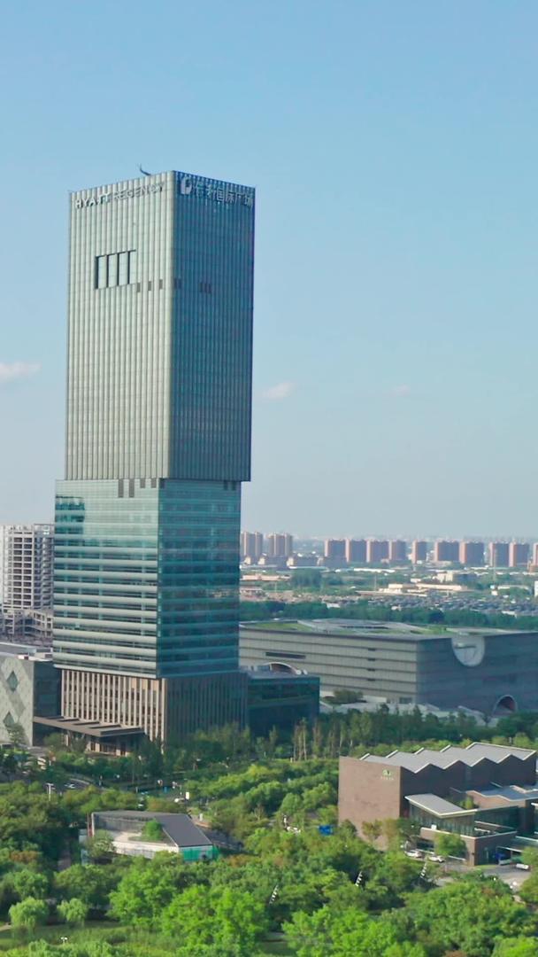 上海嘉定白银路街道建筑天际线视频的预览图