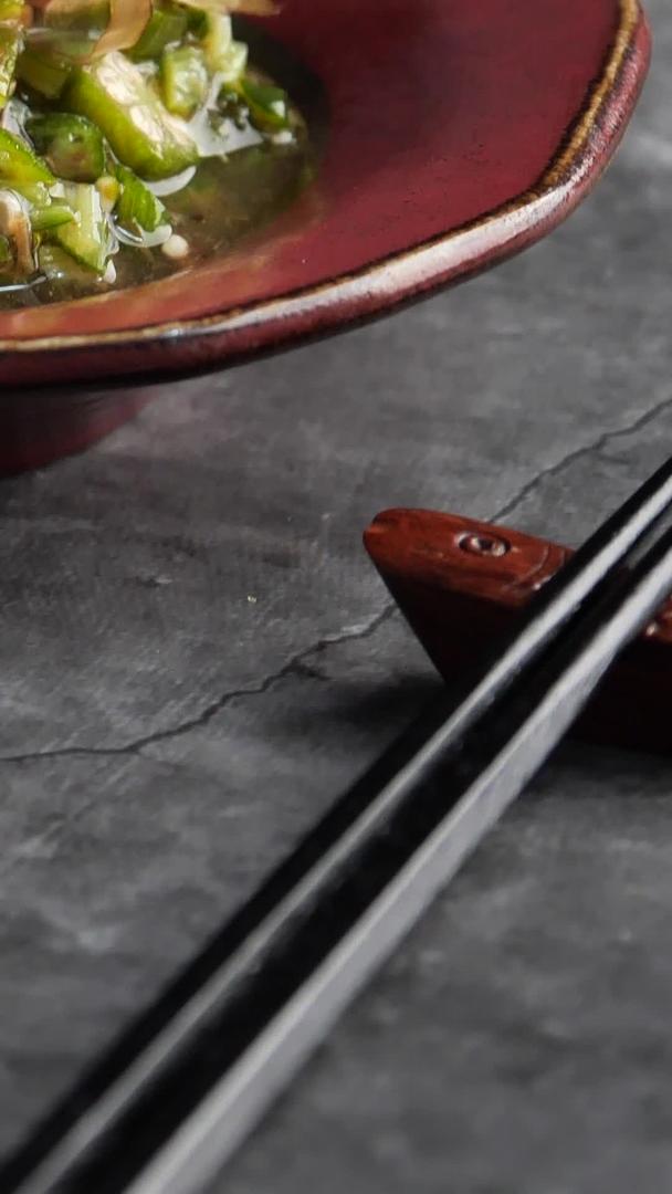 日本小吃沙拉黄瓜移镜视频的预览图