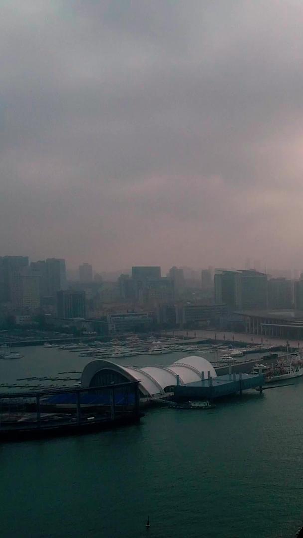 青岛奥帆中心航拍被晨雾笼罩视频的预览图