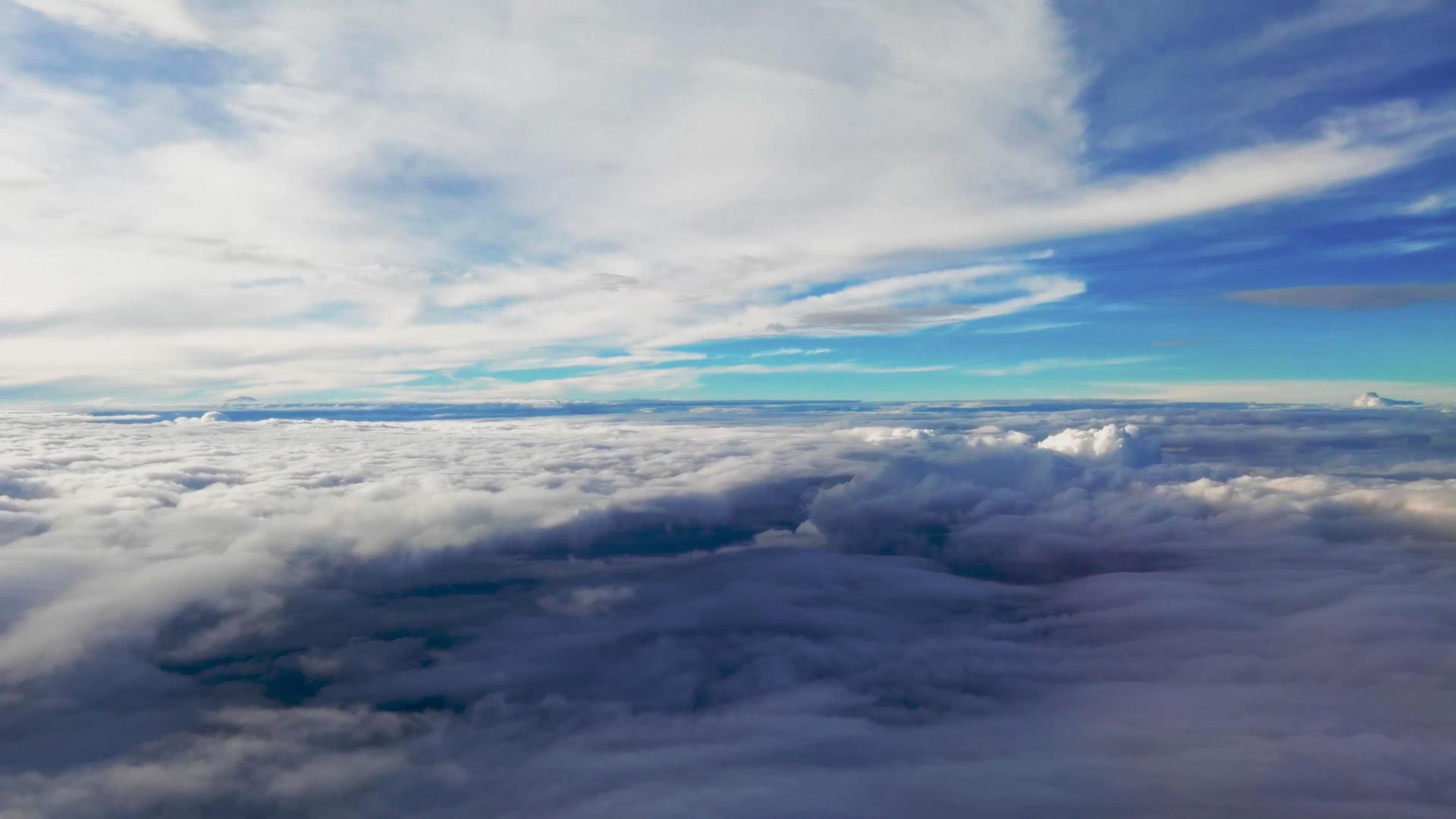 航拍云层之上的蓝天和云海视频的预览图