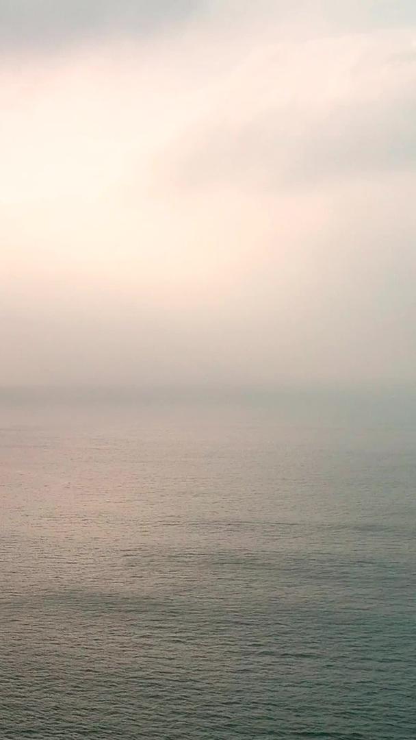 青岛奥帆中心航拍被晨雾笼罩视频的预览图