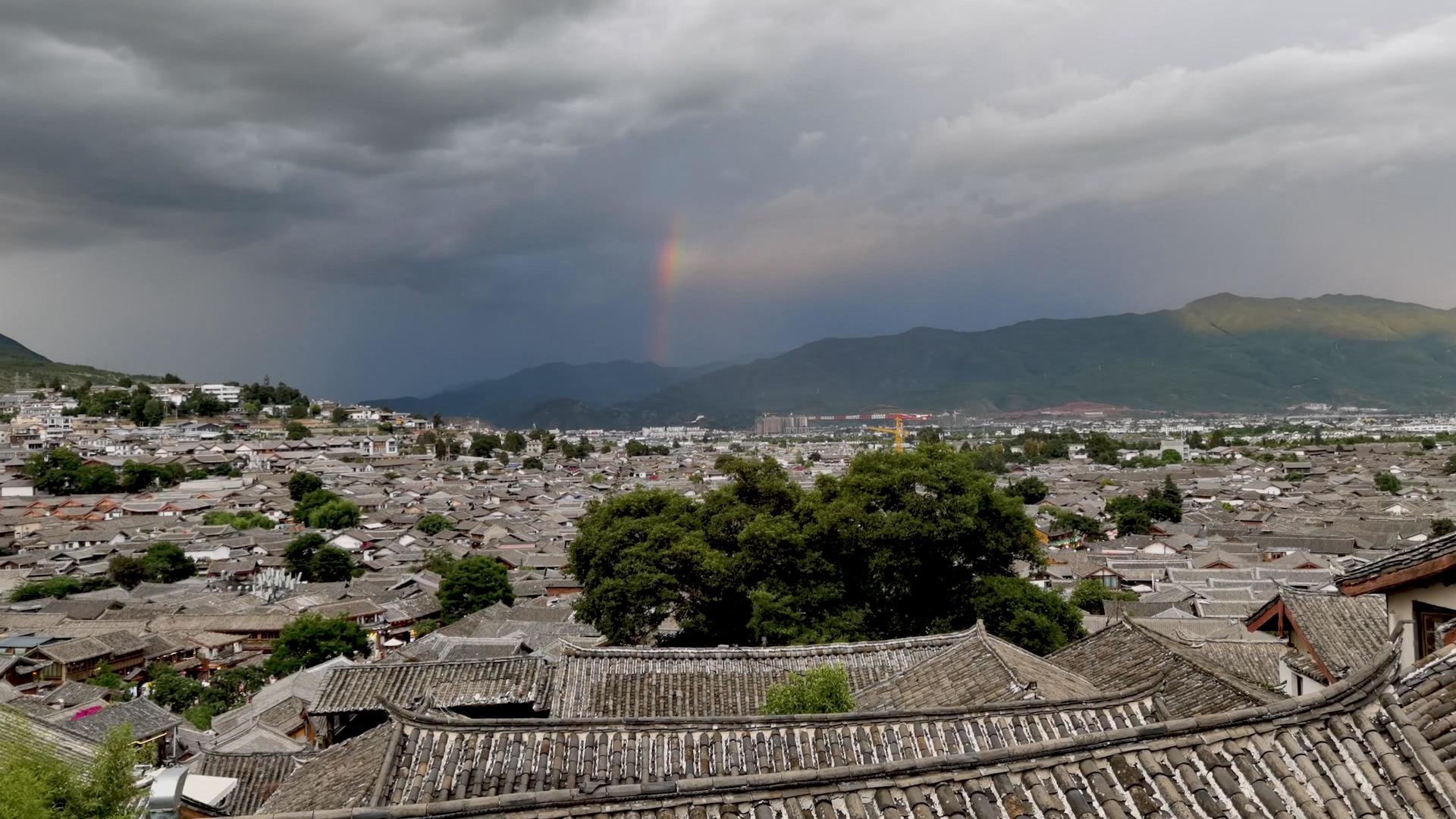丽江古城极端天气下的彩虹和闪电全景合集视频的预览图