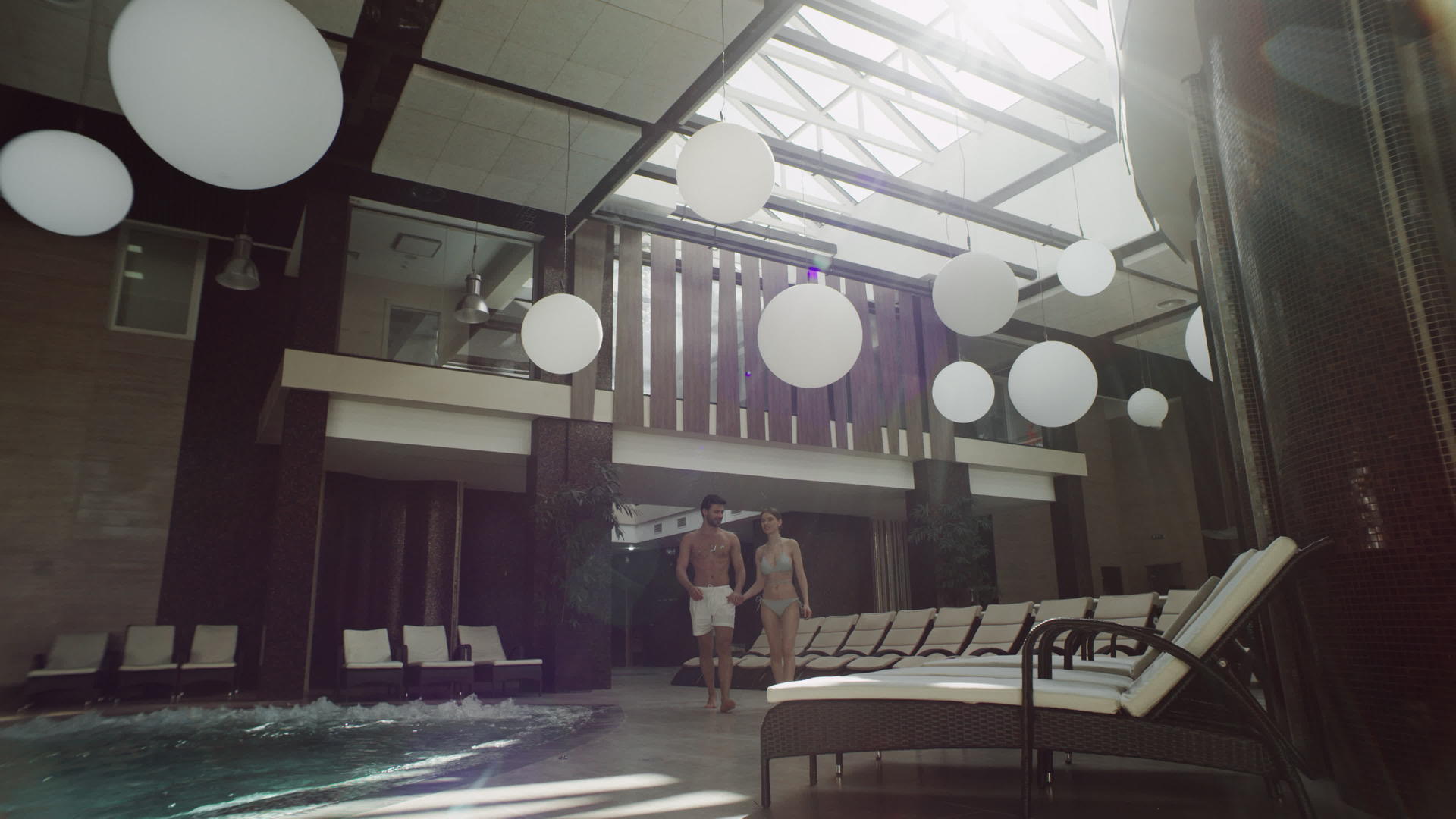 浪漫情侣在室内游泳池散步视频的预览图