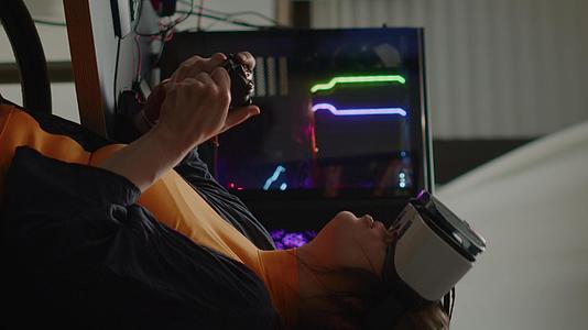 愤怒的女性游戏玩家戴着虚拟现实头盔戴着虚拟现实耳机视频的预览图