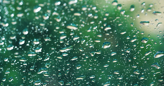 4K唯美下雨天雨滴玻璃上的水珠视频的预览图